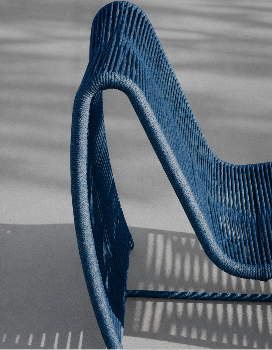 Detalhe do desenho orgânico e envolvente da Poltrona Pão de Açúcar em corda náutica azul-marinho
