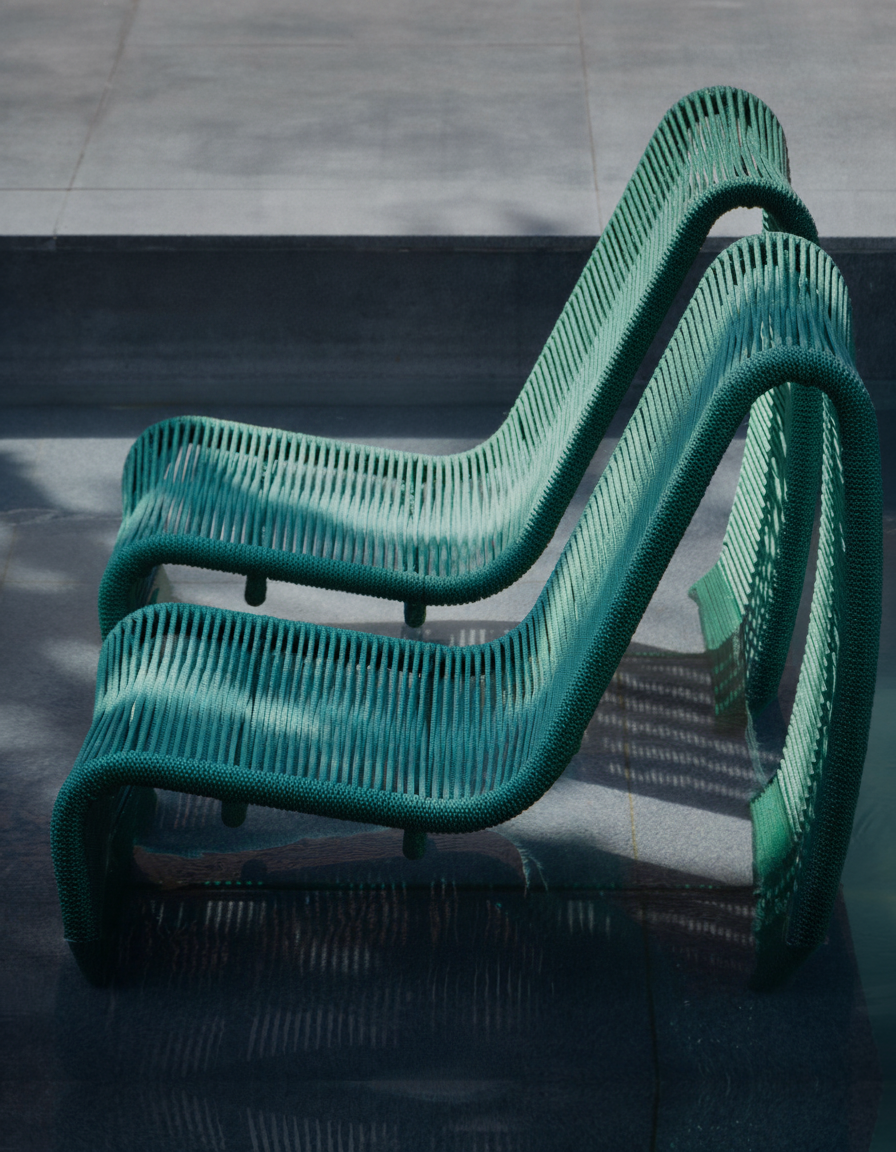 Poltronas Pão de Açúcar em corda náutica verde à beira de uma piscina